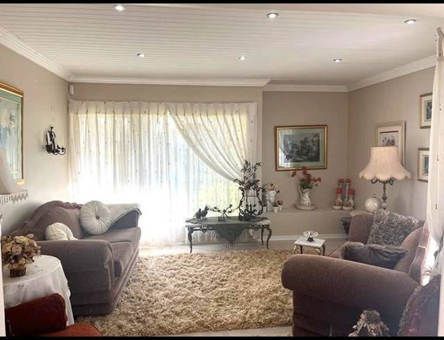 4 BEDROOM HOUSE FOR SALE IN HARTENBOS CENTRAL